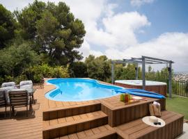 לה פטלונה - ווילה מהממת עם בריכה פרטית מחוממת ומקורה בכפר ורדים, hotelli, jossa on uima-allas kohteessa Kefar Weradim