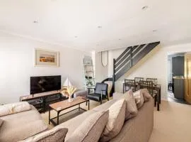 Modern Coastal Cottage with Hottub and Free parking