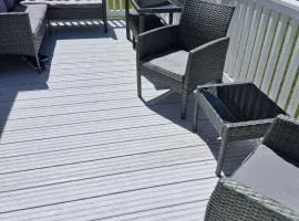 Superb 8 Berth Caravan With Decking At Kessingland Beach Ref 90018Bv