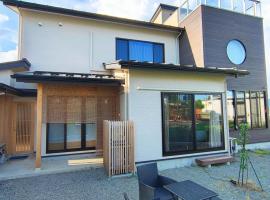 Fujiyoshida house, 2 toilet 2 bathroom, Mt Fuji view, 4 living room, free parking 5 cars, projector, washmachine, pet ok, pet-friendly hotel in Minamitsuru