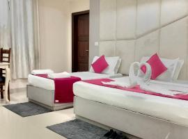 Airport Hotel The Paramont Palace Inn New Delhi, hotel in Jāmb