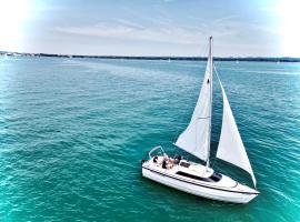"Floating Home - Übernachten auf einer Segelyacht im Hafen", thuyền ở Friedrichshafen