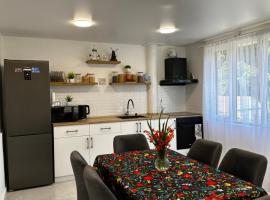 Green Azure - მწვანე ლაჟვარდი, hotelli kohteessa Kvariat'i