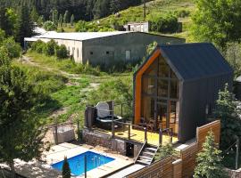 White Scandinavian Barn House, hotel v destinaci Artavaz