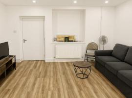 Charming 4-Bed Retreat in the Heart of Churchill, hotel a Churchill