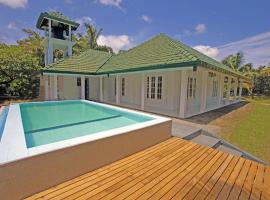 The Shenu Lake House - Private 4-Bedroom Pool Villa, hotel v destinaci Dandugama