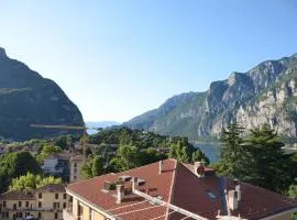 Top Floor Apartment 5 minutes walk to lake