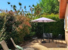 Maison paisible avec jardin, terrasse privée, proche du lac de Sanguinet, hotel v destinaci Sanguinet