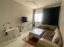 Modern 2BR Apt RDC Fast Wi-Fi, hotel in Cite Adrar