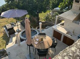Deja Blue Ustrine, hotel di Ustrine