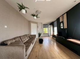 City & Nature-Amsterdam NextDoor Free parking 8 person 2 kitchens, hotel v destinaci Landsmeer