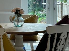 Spacious Town house 2 bed 2 mins 2 beach, hotel in Deal