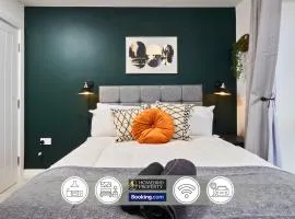 Luxurious 4Bedroom House By Homebird Property Management Short Lets & Serviced Accommodation Leeds With Private Parking, Garden & Patio Area