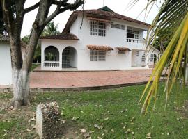 Casa campestre con piscina, jacuzzi y bbq, séjour à la campagne à La Dorada