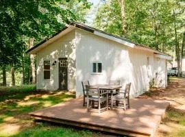 Arbutus Lake-King Suite-Pontoon Rentals