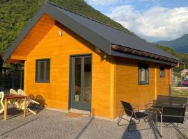 Chalet Cosy neuf sur terrain privé clôturé 600m2, hotel v destinaci Faverges