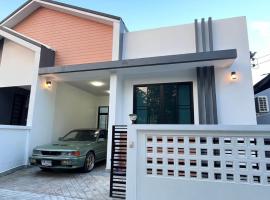 The Stay Inn, hotel com estacionamento em Kampong Rusamileh