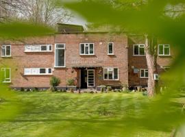 Hurtwood Hideout, hotel a Holmbury Saint Mary