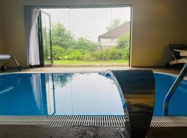 Family apartment with pool & garden view，馬魯佩的附設泳池的飯店