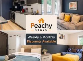 4-Bed House for Contractors, Groups, Families, WiFi, Parking, SmartTV, Sleeps 8, Near Wigan Pier