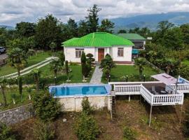 Kokhta guest house On the mountain, hotel com piscinas em Jvari