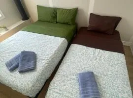 Maple Leaf Stay-Walk to UOFT,DT,STREET CARS,BARS,ROM-Free Wifi