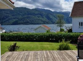 Hus ved sj&oslash;en, med strand og naust, hiihtokeskus kohteessa Sauda