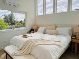 4BR Brand New Designer House 15min to downtown