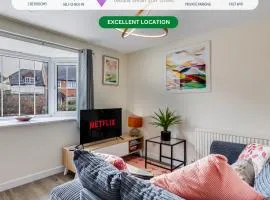 Winslow House - Walking Distance to the High Street - Driveway Parking, Fast WiFi, Smart TV and Self-Check-In by Yoko Property