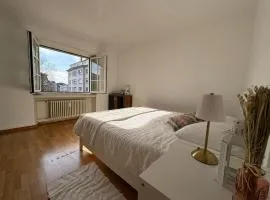 Quarto amplo e aconchegante