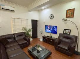 Lauras cozy 2 bedroom apartment, acomoda&ccedil;&atilde;o com cozinha em Lagos