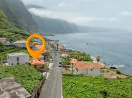 Sea & Mountain View apartment with open-air Patio & Parking