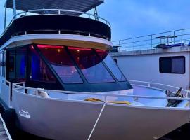 b3 Couples Therapy Yacht, hotel i La Crosse