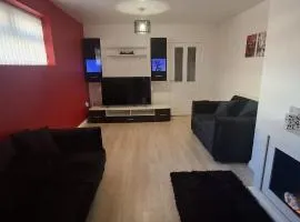 Modern 3 bedroom 2 bathroom Free Wifi Central Location