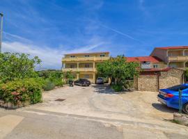 Apartments Milorad M, hotel di Lopar