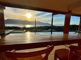 Jacuzzi e Piscina com Borda Infinita e Vista Incrível para o Mar