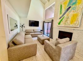 Walk to Canyon Lodge! Ski back! Modern Space, resort de esqui em Mammoth Lakes