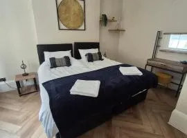 Central Brighton, 2 bedrooms, sleeps 5
