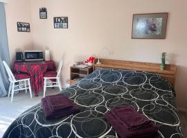Serenity Bed and Breakfast โรงแรมที่มีที่จอดรถในโคม็อกซ์