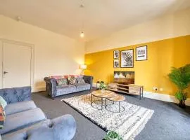 Group Stay 4BR Sleeps 11 Near Ibrox Parking