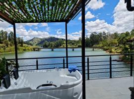 Cabaña con Jacuzzi frente al Lago, villa in El Peñol
