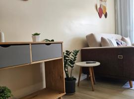 Apê pé na areia Ilhéus - beira mar, acesso direto à praia, piscinas, jogos, espaço kids - Vog Marine, hotel v destinaci Ilhéus