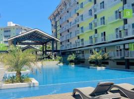 Condo unit near Mactan Airport with Pool, Gym, Free WiFi, and Netflix, hotel z bazenom v mestu Pusok