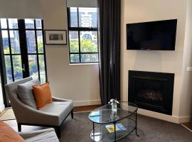 THE DEVLIN APARTMENTS 2 Bedroom Apartment near GMHBA stadium in Geelong - G04，位于吉朗的酒店