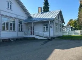 Tunnelmallinen Karsikon kansakoulu - jaettu kylpyhuone