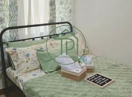 1BR Condo with Pool, Netflix, Karaoke, Toiletries by TDP Staycation, hotel en Manila