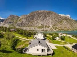 Lyngen Flexible Living - Alpine cabins at the start of the mountain