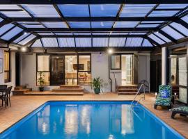 The Pool House - Heated Indoor Pool & BBQ Area, hotel i Rosebud