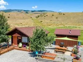 Cute Tiny Cabin near Yellowstone National Park for an Unforgettable Getaway in Emigrant, Montana