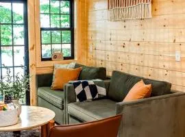 Glorious Tree House with Fire Pit and Hot-tub in Penn Yan, New York